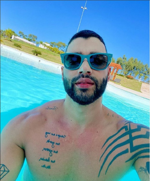 Gusttavo Lima posa sem camisa e detalhe choca seguidores; veja