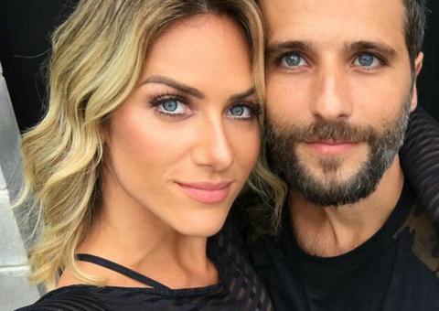 Bruno Gagliasso encanta fãs ao exibir foto de Gio Ewbank grávida 