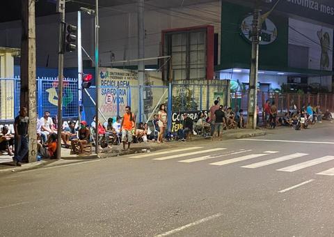 Aglomeradas, pessoas dormem na frente de banco para receber auxílio emergencial em Manaus