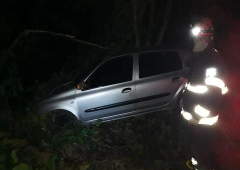 Motorista fica ferido ao perder controle de carro e 'acertar' poste no Amazonas