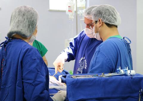 Juiz manda médicos voltarem ao trabalho na FCecon em Manaus