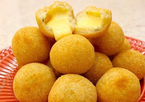 Aprenda a fazer bolinha de queijo com apenas 3 ingredientes