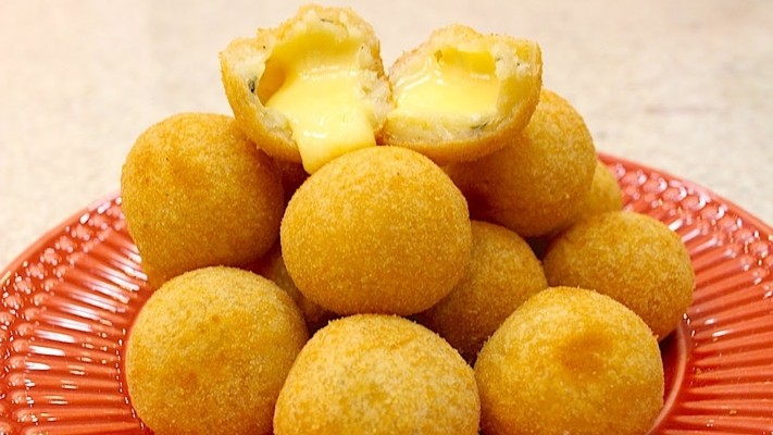 Aprenda a fazer bolinha de queijo com apenas 3 ingredientes
