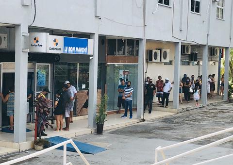 Vídeo: Dupla armada assalta loteria e agride proprietário em Manaus