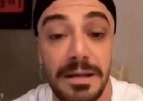 Irritado, Felipe Titto rebate críticas por ter 10 carros de luxo: ‘gente chata’