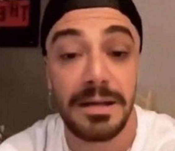 Irritado, Felipe Titto rebate críticas por ter 10 carros de luxo: ‘gente chata’