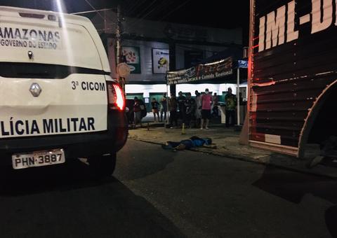 Homem é morto a tiros ao abordar carro de policial militar em Manaus