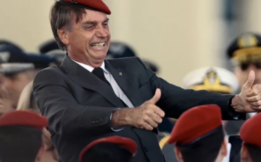 Bolsonaro quer reabertura de escolas militares na próxima segunda-feira