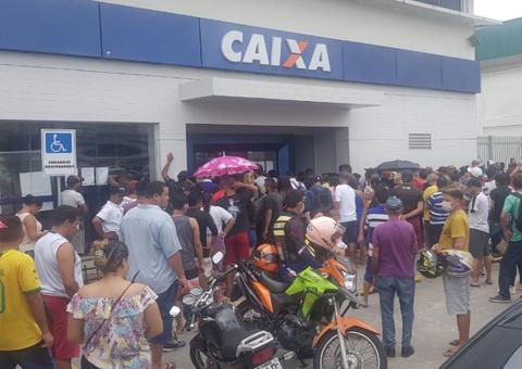 Caixa Econômica abre em pleno feriado e registra filas quilométricas em Manaus