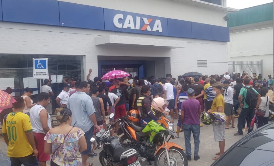 Caixa Econômica abre em pleno feriado e registra filas quilométricas em Manaus