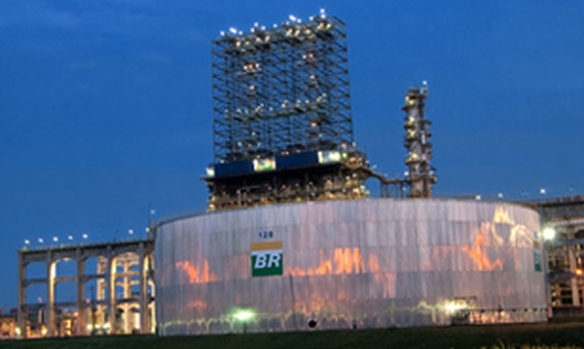 Petrobras reduz preços da gasolina em 8% e do diesel em 4%