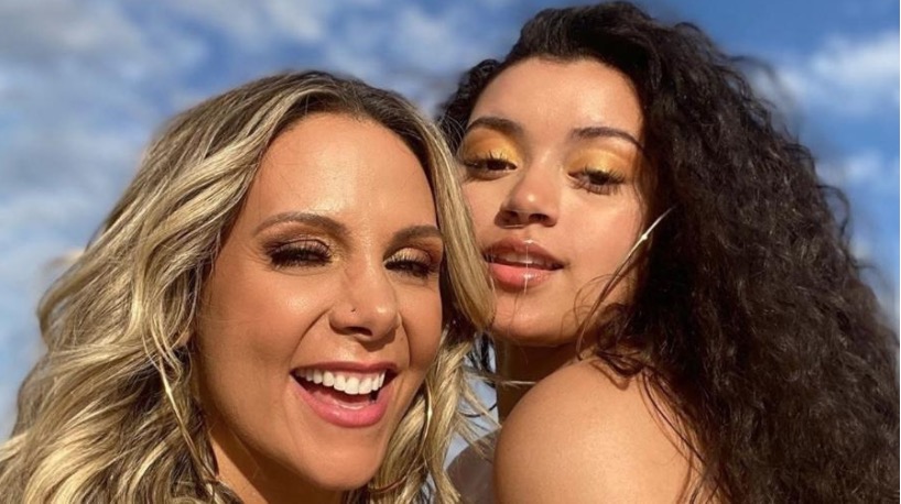 Filha de Carla Perez e Xanddy rouba a cena em live do Harmonia