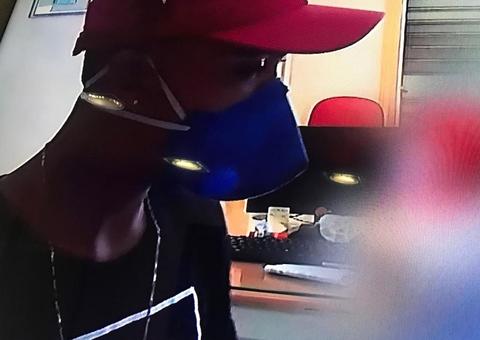 Usando máscaras, dupla invade e assalta assistência técnica em Manaus