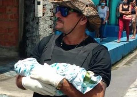 Ao pegar no sono, mãe rola na cama e esmaga filho recém-nascido em Manaus