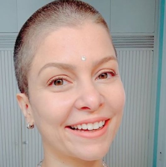 Bárbara Borges radicaliza e surge careca: ‘Desapegar’ 