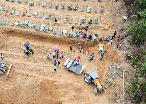 Imagens aéreas mostram novos corpos sendo enterrados em vala comum em Manaus