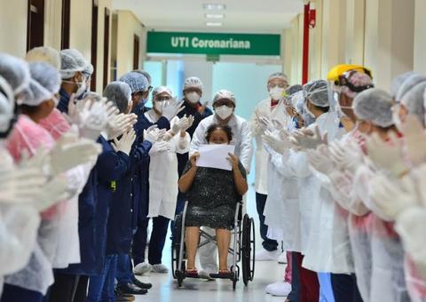 Idosa de 71 anos é a primeira a receber alta do Hospital Nilton Lins