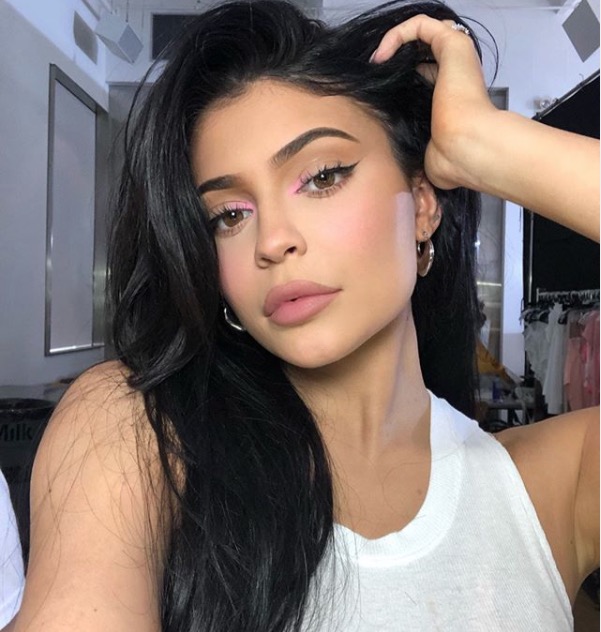 Kylie Jenner é flagrada sem maquiagem e internautas ficam perplexos 