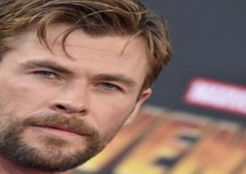 Chris Hemsworth é criticado por tirar foto com grupo de fãs em meio à pandemia 