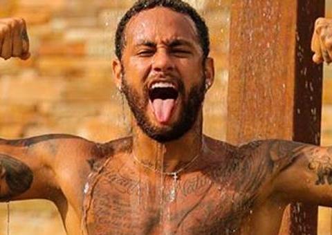 Neymar exibe tanquinho durante banho de chuveiro 