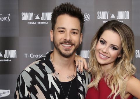 Em clima nostálgico, Sandy e Júnior animam fãs durante live