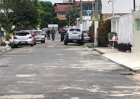 Com uma faca, homem invade condomínio em Manaus e morre ao bater com cabeça em muro