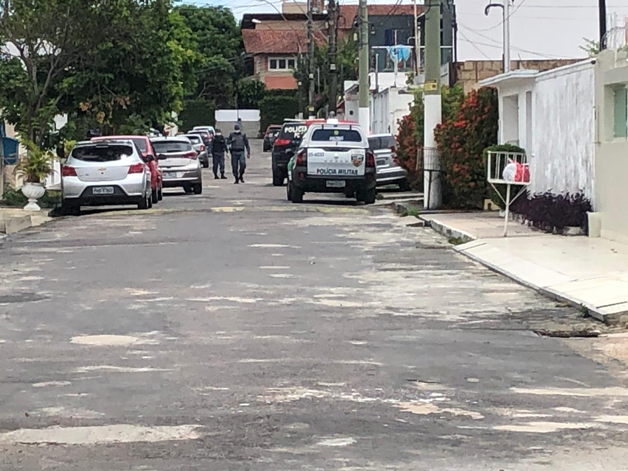 Com uma faca, homem invade condomínio em Manaus e morre ao bater com cabeça em muro