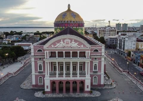 Teatro Amazonas vira ponto para doações em sistema de drive-thru