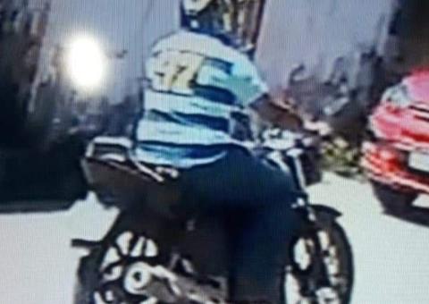 Vídeo mostra motociclista assaltando crianças em rua de Manaus 