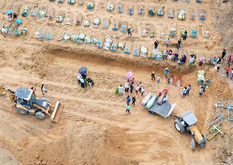 Manaus bateu recorde de enterros em dia que virou notícia internacional