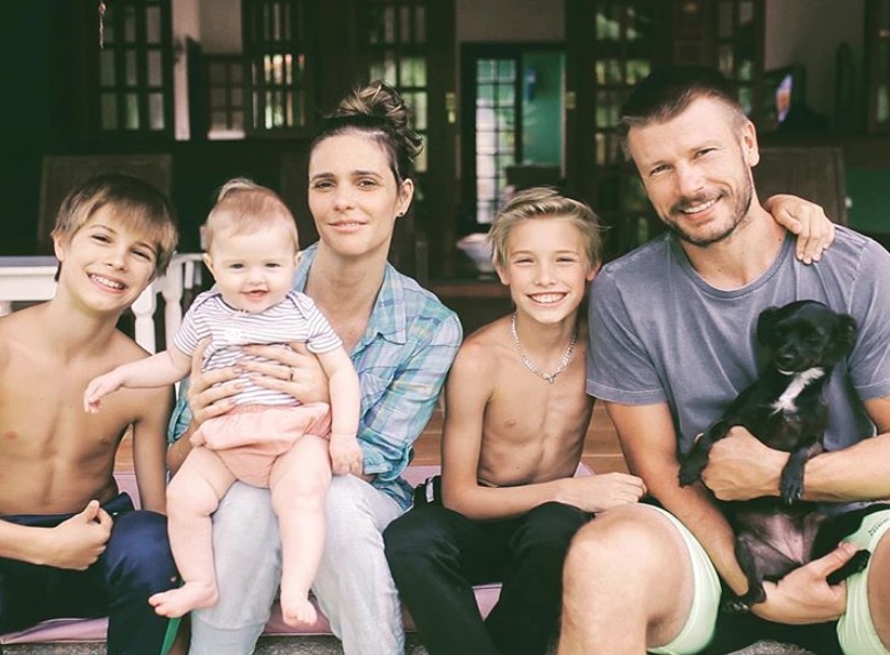 Em foto rara, Rodrigo Hilbert e Fernanda Lima aparecem com família completa pela 1ª vez 