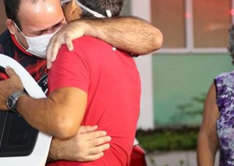 Pacientes de hospital de campanha em Manaus recebem alta 