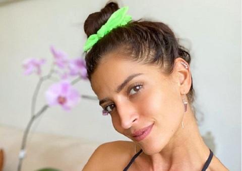 Maria Joana chama atenção ao posar de biquíni fio-dental e exibir bumbum 'redondinho'