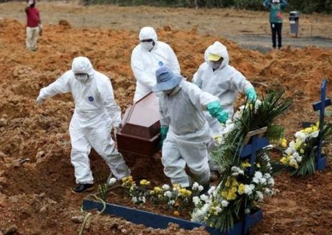 Em Manaus, marido se revolta ao ter corpo da esposa trocado por homem morto por Covid-19