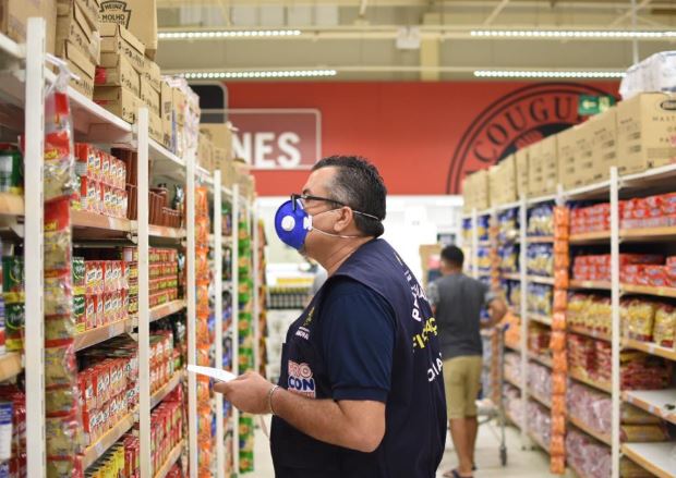80 quilos de alimentos vencidos são apreendidos em dois supermercados de Manaus 