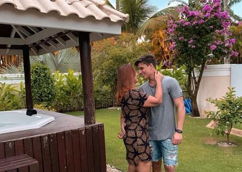 Mãe de Neymar ‘dá tempo’ no namoro após pressão da família