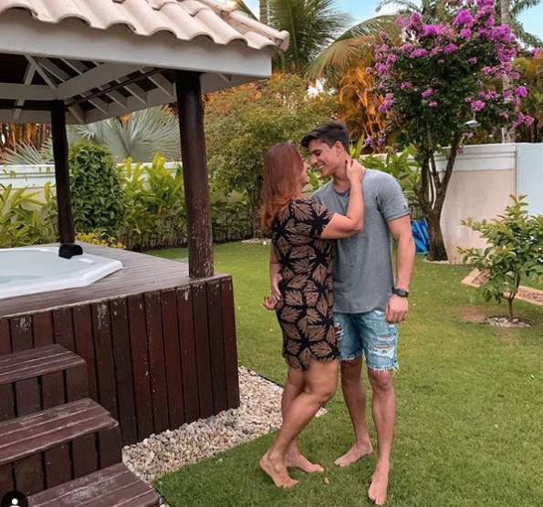 Mãe de Neymar ‘dá tempo’ no namoro após pressão da família