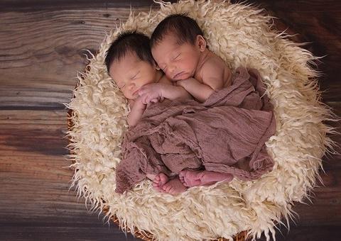 Idosa realiza sonho de ser mãe e dá luz à gêmeos na Nigéria