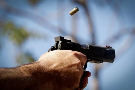 Pistoleiros tentam executar homem em plena luz do dia em área vermelha de Manaus