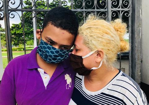 'Estaria viva se tivesse socorro', diz filha de mulher que morreu na porta de hospital em Manaus 