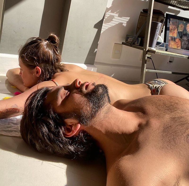 Rodrigo Simas mostra Agatha Moreira de topless com bumbum para cima 