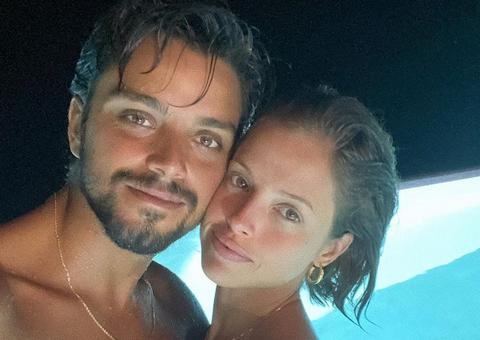 Rodrigo Simas mostra Agatha Moreira de topless com bumbum para cima 