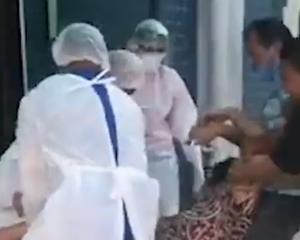 A vida por um fio na porta de hospital em Manaus