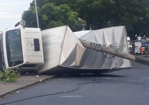 Três postes desabam e carreta fica destruída em acidente em Manaus