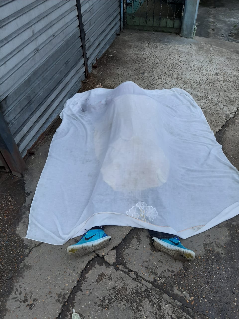 Homem tenta se esconder em estabelecimento, mas é morto a tiros em Manaus 