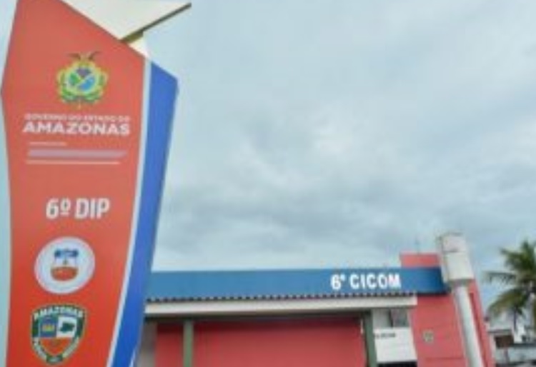 Homem perde controle do veículo e invade residência em Manaus 