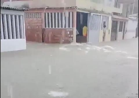 Chuva transforma ruas de Manaus em rios e causa estragos; vídeos 