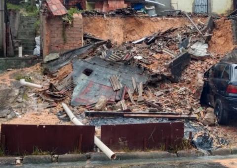 Manaus registra desabamento de muros e barrancos durante chuva torrencial
