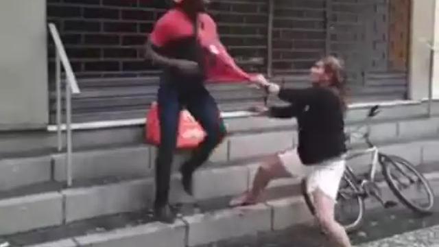 Coletivos negros fazem ato contra ex-atleta que agrediu entregadores