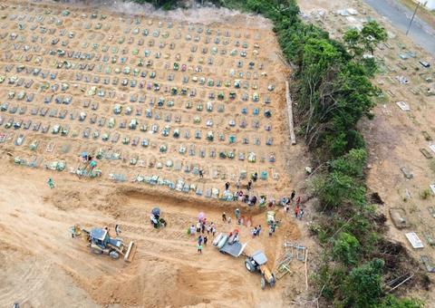 Cemitério e covas destinadas a vítimas do coronavírus inundam após temporal em Manaus